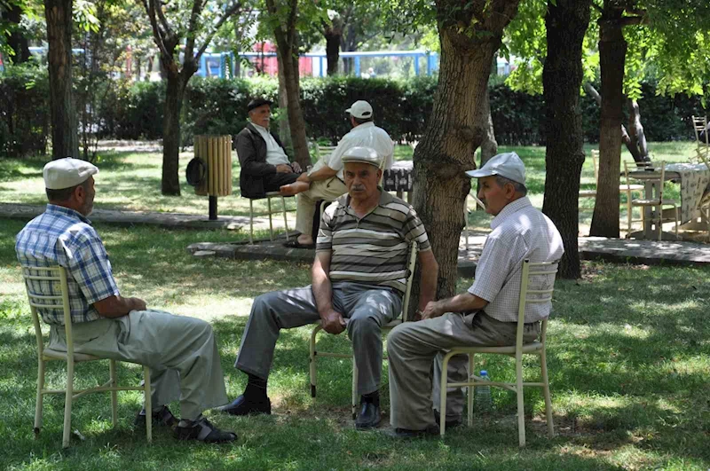 Sıcak havalarda susuzluk hissi olmasa bile her gün en az 2-2,5 litre sıvı tüketilmeli
