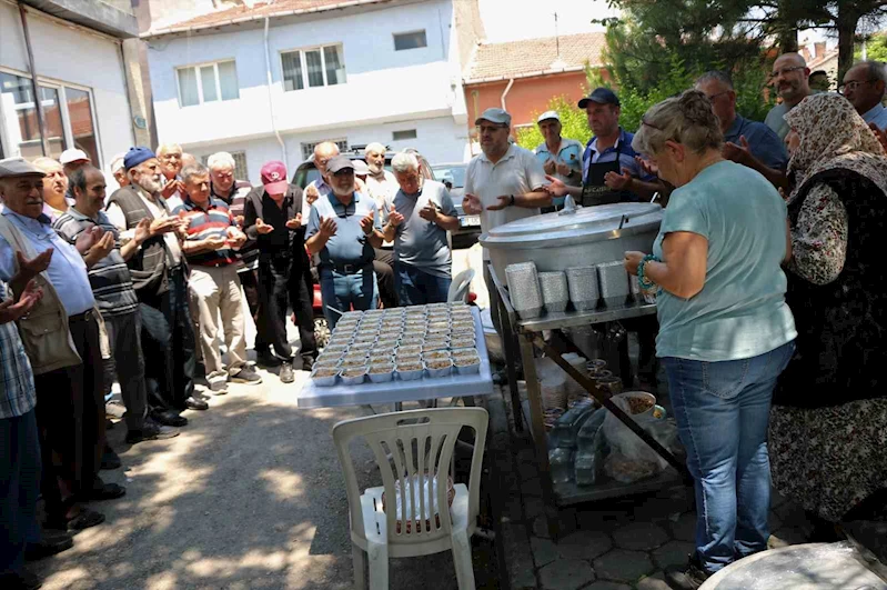 10 yıldır devam eden aşure ikramı bu yıl da sürdü

