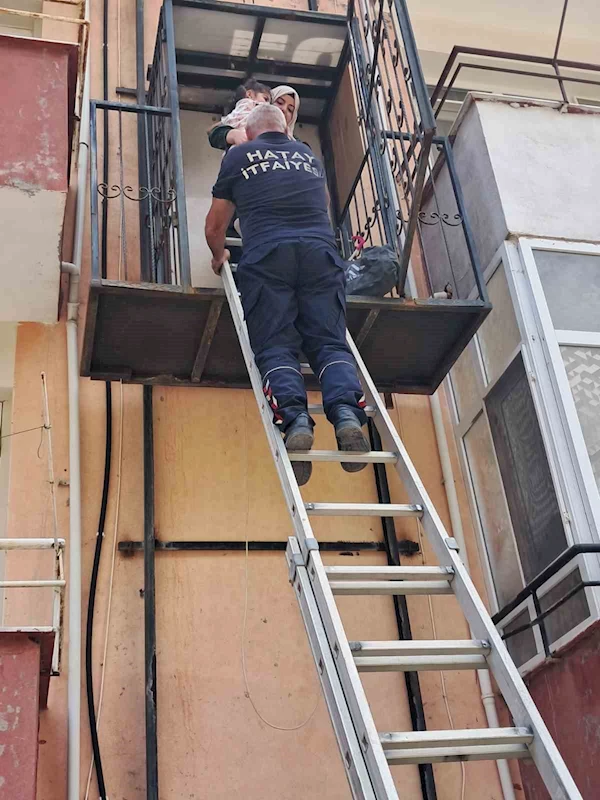 Binanın dışındaki asansörde mahsur kalan anne ve çocuğu itfaiye kurtardı
