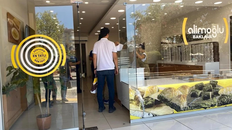 Fare görüntüleri ile gündeme gelen baklavacının ürünlerine el konuldu
