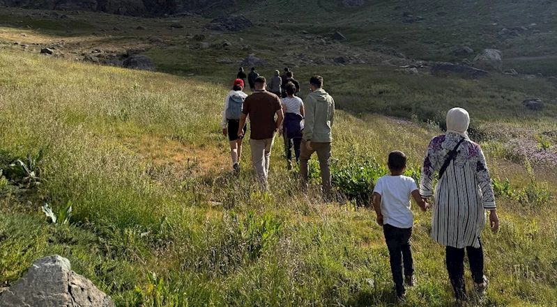 3 bin 500 rakımlı Sat Gölleri’nde doğa yürüyüşü
