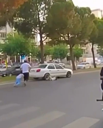 Babalarıyla yolun karşısına geçen çocuklara otomobil çarptı: O anlar kamerada
