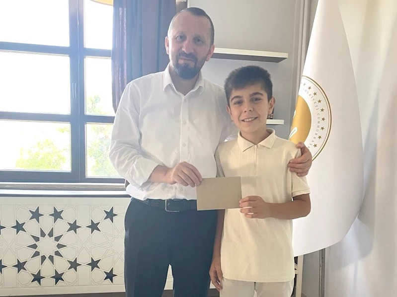 Simav Müftüsü Hasan Serçe, başarılı sporcuyu ödüllendirdi
