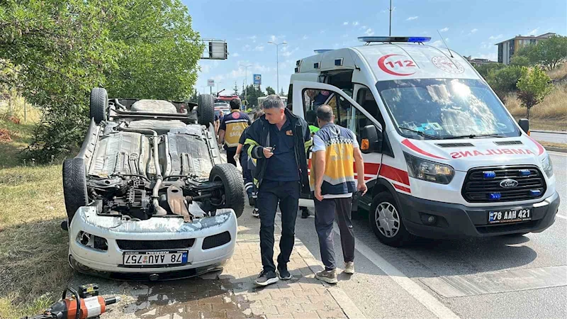 Kaputu açılan otomobile çarptı: Ters dönen aracın sürücüsü yaralandı

