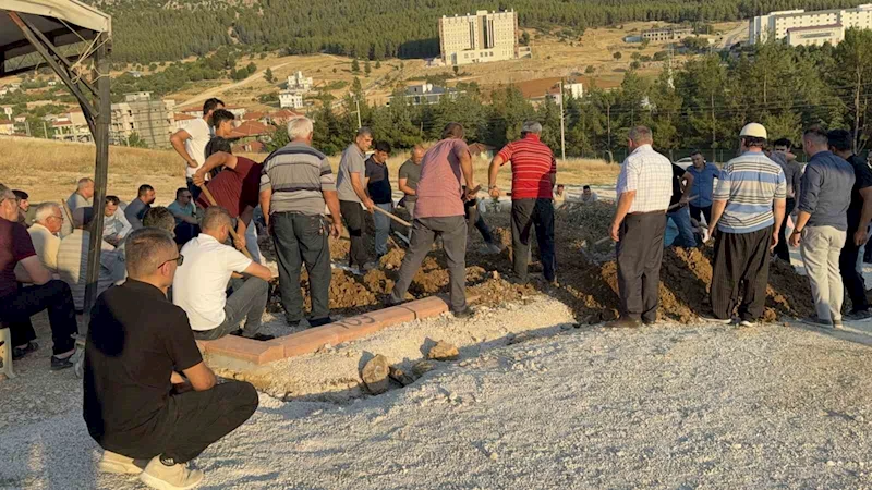 Lunapark çıkışı aracın çarpması sonucu hayatını kaybeden baba-oğul toprağa verildi
