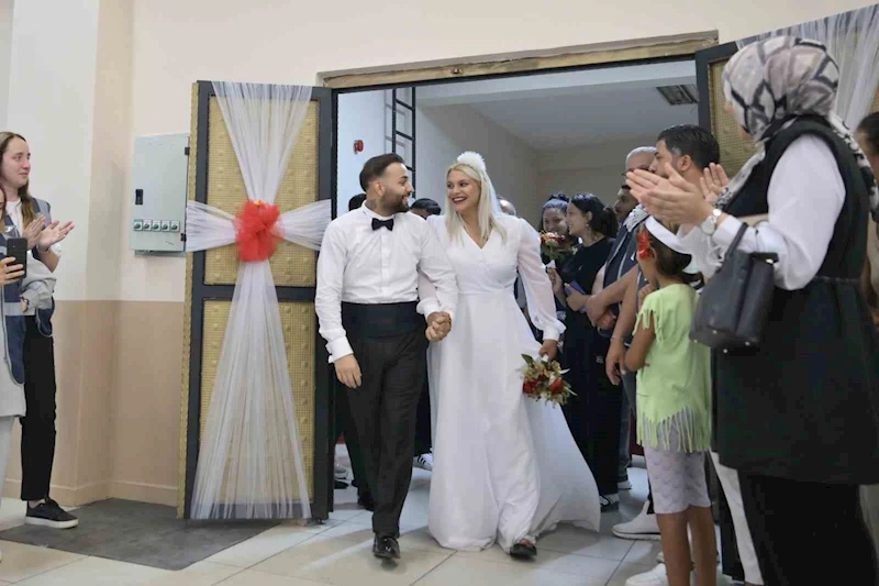 Esenyurt’ta Roman çiftlere düğün havasında toplu nikah töreni
