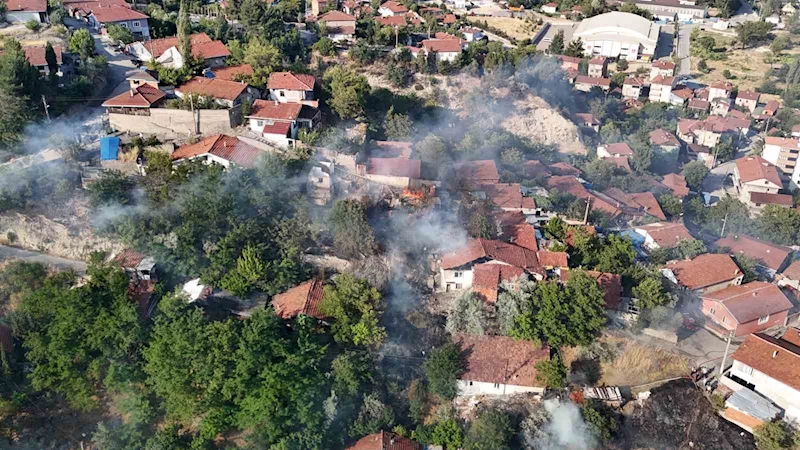 Otluk alanda çıkan yangında 4 ev zarar gördü
