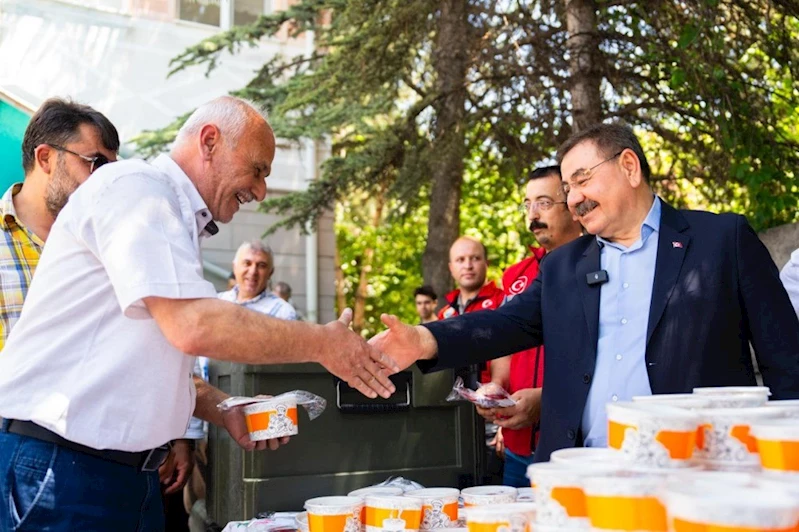 Gölbaşı Belediyesi’nden vatandaşlara aşure ikramı
