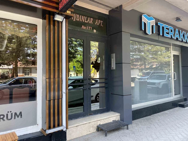 Apartman kapısının camını taş fırlatarak kırdılar
