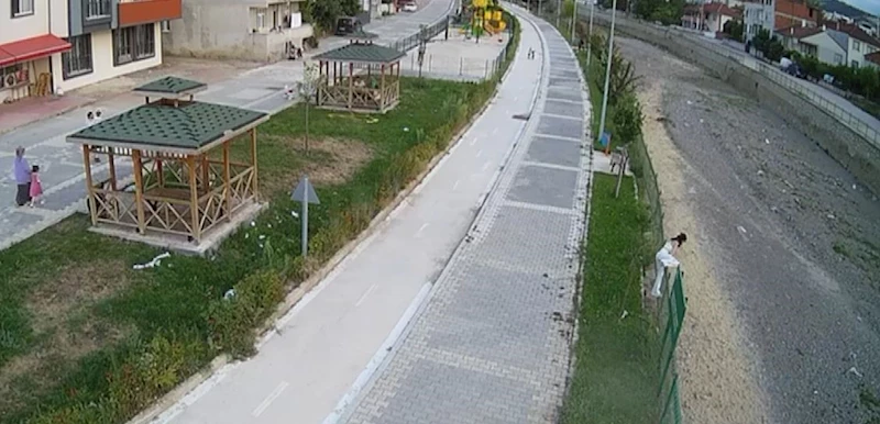 Kediye yardım etmek isterken su kanalına düşerek ayağını kırdı
