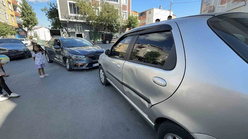 Arnavutköy’de zincirleme kaza: Çocuk iki araç arasında sıkışarak yaralandı
