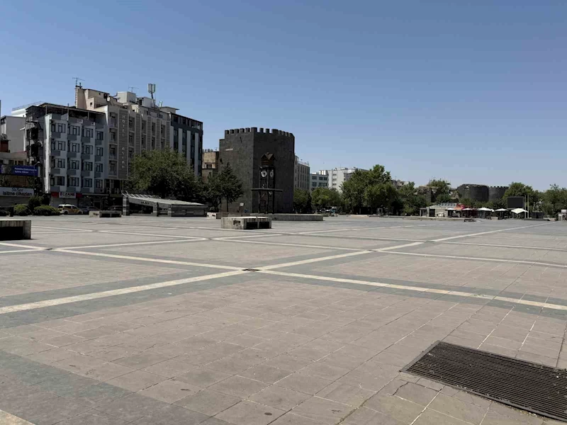 Diyarbakır’da kavurucu sıcaklar tarihi mekanları boşalttı

