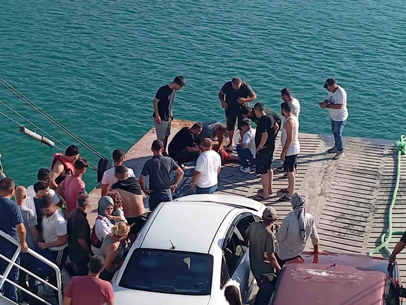 Feribottan atlayan şahsı vatandaşlar kurtardı
