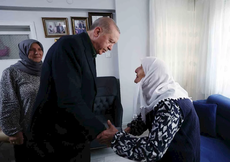 Cumhurbaşkanı Erdoğan, 99 yaşındaki şehit annesini ziyaret etti
