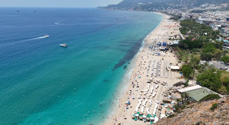 Alanya’da serinlemek isteyen turistler soluğu Kleopatra Plajı’nda aldı
