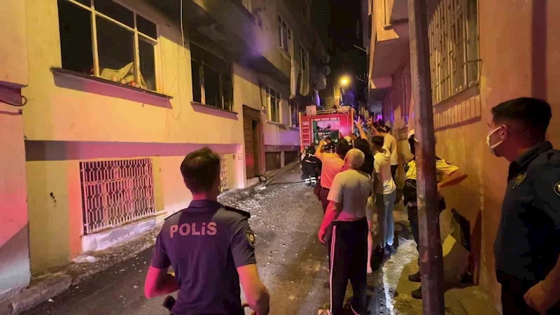Samsun’da 3 katlı binada yangın: 3 kişi dumandan etkilendi
