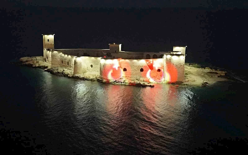 Mersin’in simgesi Kızkalesi ’Ay Yıldızla’ aydınlandı
