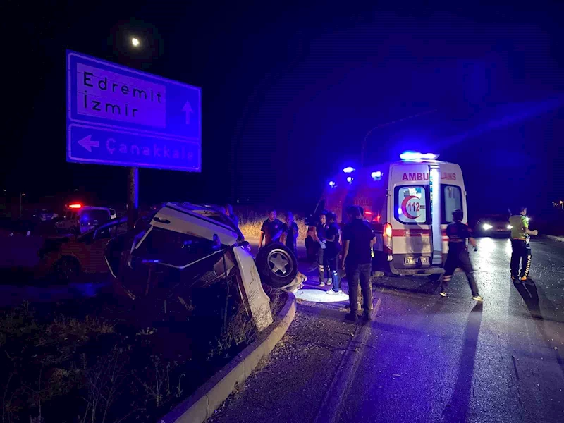 Çanakkale’de iki otomobil çarpıştı: 1’i ağır 3 yaralı
