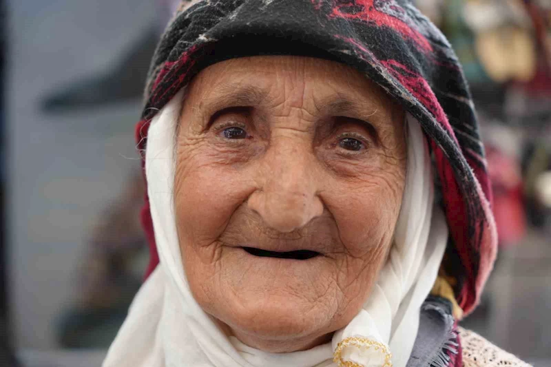 Buğday Meydanının 98 yaşındaki ninesi çorap satarak aile bütçesine katkıda bulunuyor
