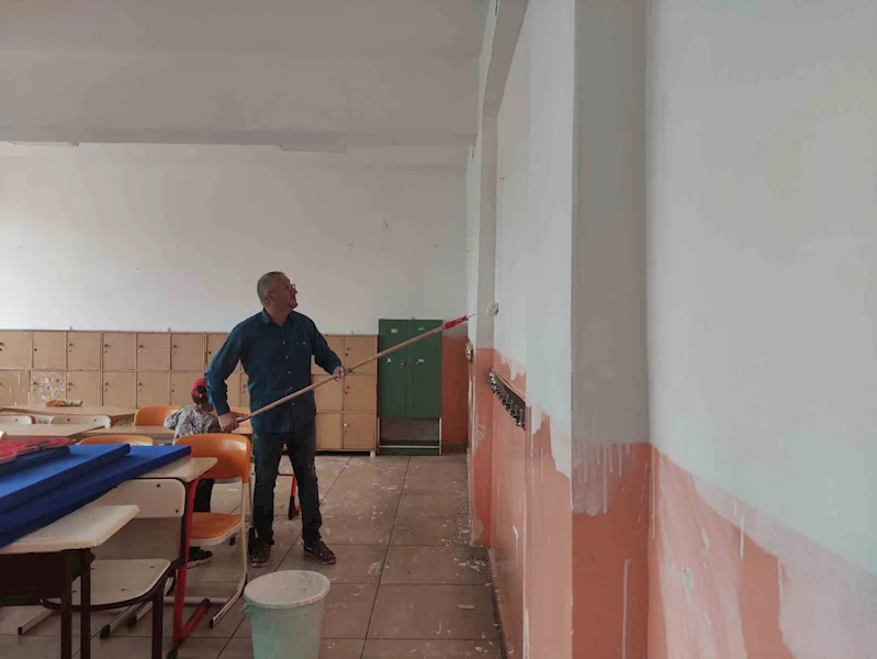 Tatil yerine okulu onarıyorlar
