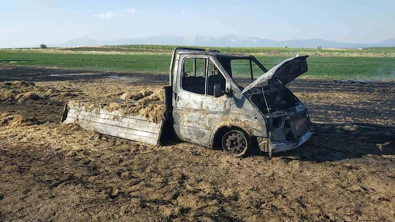 Sahibinden habersiz alınan saman balyaları kamyonet ile birlikte yandı
