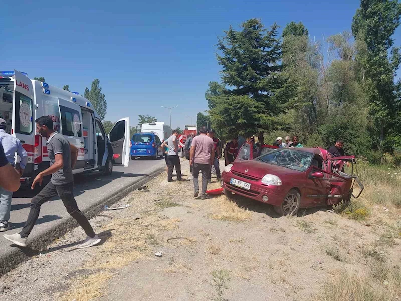 Tırın otomobile çarptığı kazada 1 kişi öldü, 5 kişi yaralandı
