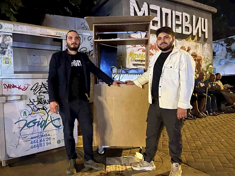 Bu gençler ekmeklerini gardıroptan kazanıyor
