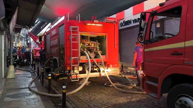 Tarihi Demirciler Çarşısında çıkan yangın paniğe neden oldu
