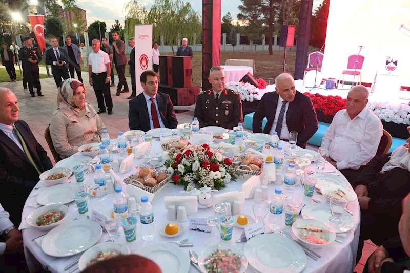 Diyarbakır Valisi Zorluoğlu, şehit yakınları ve gazilerle bir araya geldi
