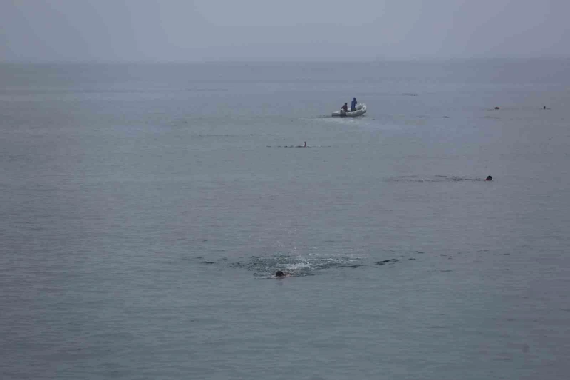 15 Temmuz için Karadeniz’de 4 kilometre boyunca yüzdüler
