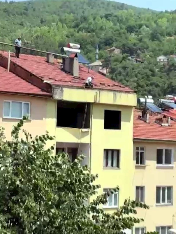 5 katlı binanın çatısında canlarını hiçe saydılar
