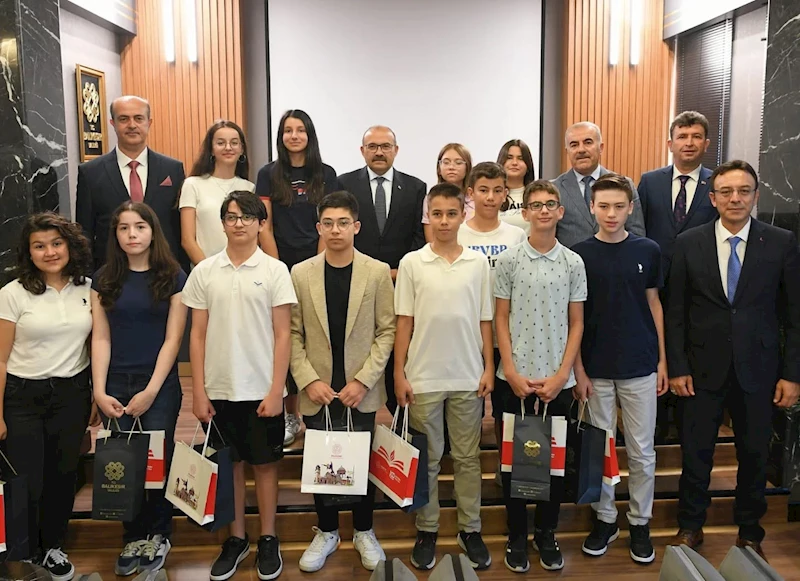 Balıkesir Valisi Ustaoğlu, LGS şampiyonları ödüllendirildi
