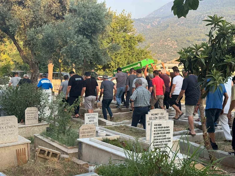 Havuza düşerek ölen minik Asil Kemal gözyaşlarıyla son yolculuğuna uğurlandı
