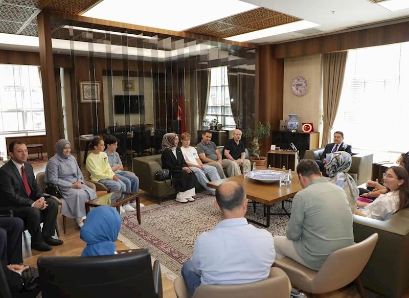 Vali Musa Işın, LGS 2025 Türkiye birincilerini makamında ağırladı
