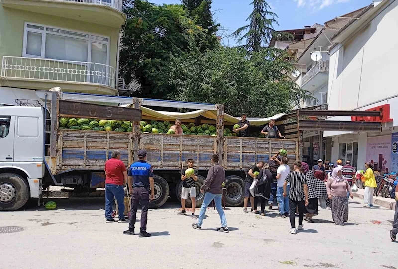 Hayırsever iş adamı vatandaşlara ücretsiz 20 ton karpuz dağıttı
