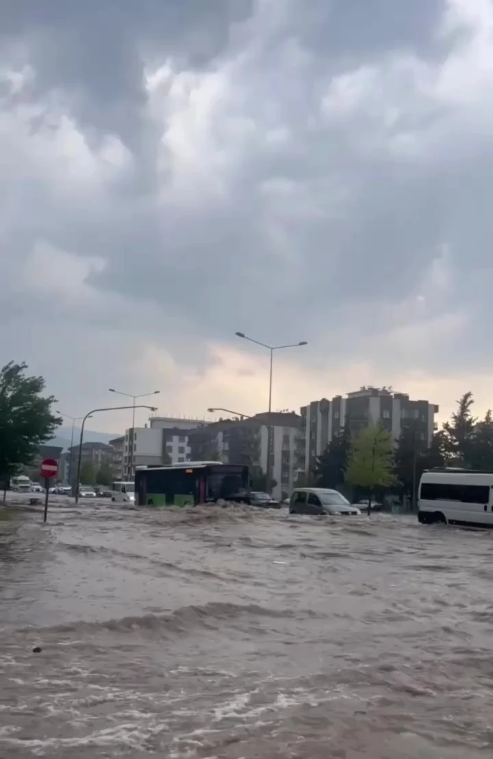 Denizli’de yollar göle döndü, sürücüler zor anlar yaşadı

