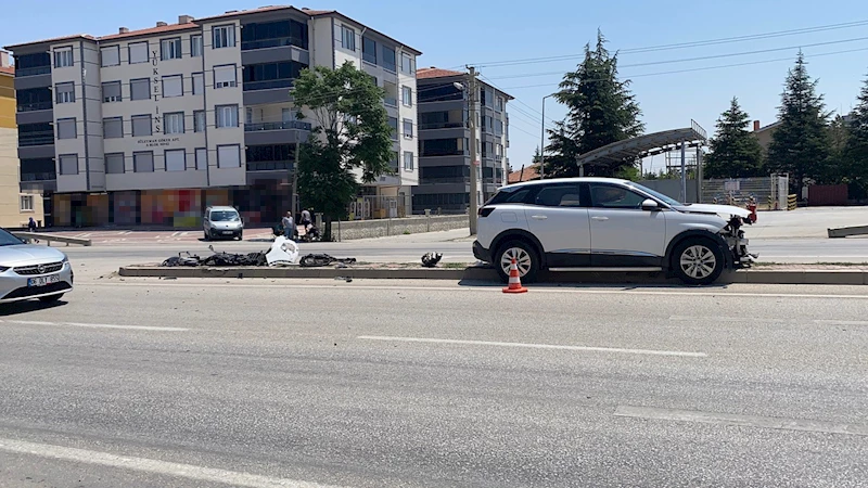 Beton mikseriyle temas eden araç refüje savruldu
