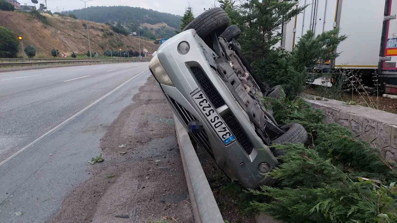 Hurdaya dönen araçtaki 4 kişi emniyet kemeri sayesinde kazayı yara almadan atlattı
