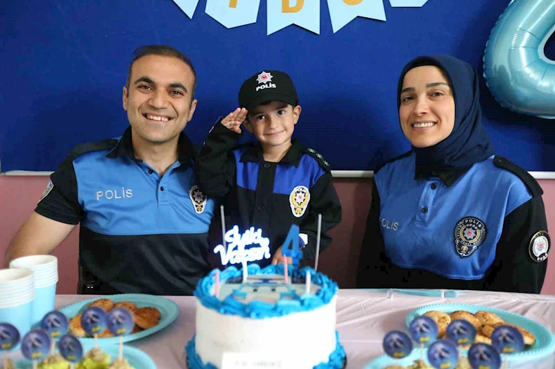 Kars’ta polis olmak isteyen çocuğa, polislerden doğum günü sürprizi
