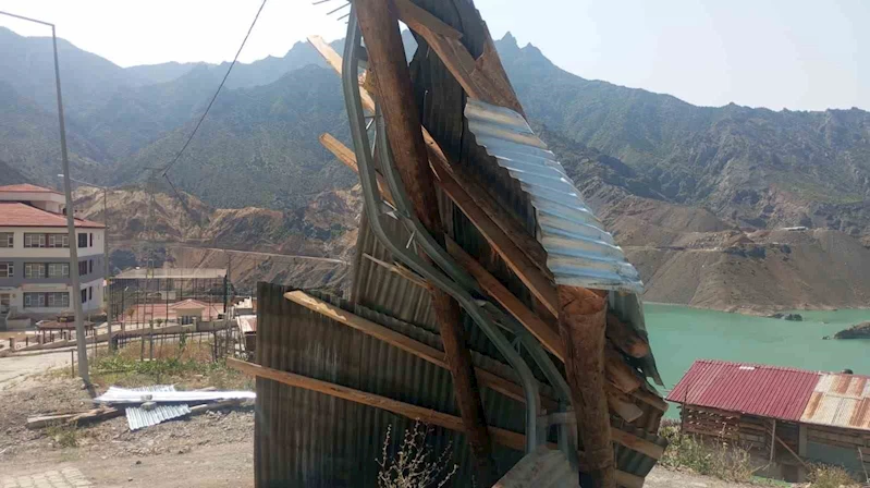 Artvin’de fırtına ve sağanak yağış tahribata yol açtı
