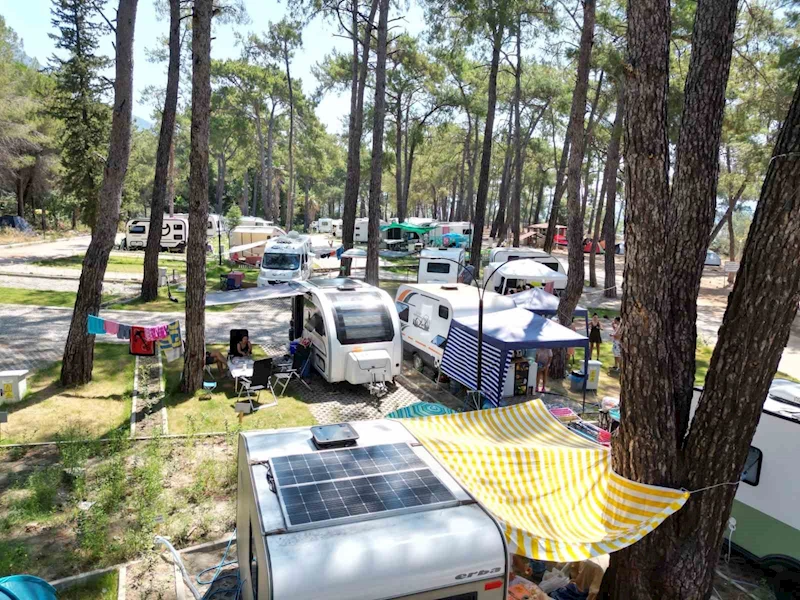 Çadır ve karavan tatilcileri ’sakin kent’ Akyaka’ya akın etti
