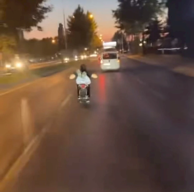 Bursa’da motosiklete uzanarak gitti, canını hiçe saydı
