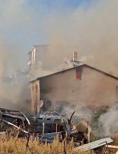 Bingöl’de korkutan çatı yangını
