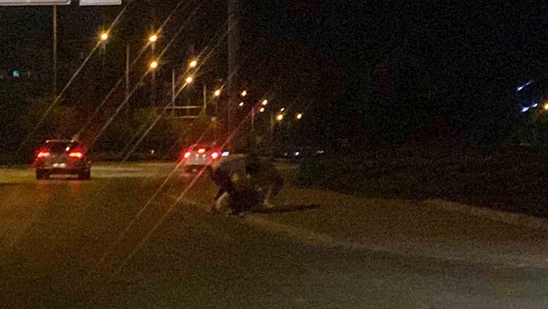 Konya’da yol kenarında 3 gencin tekme tokat kavgası kamerada
