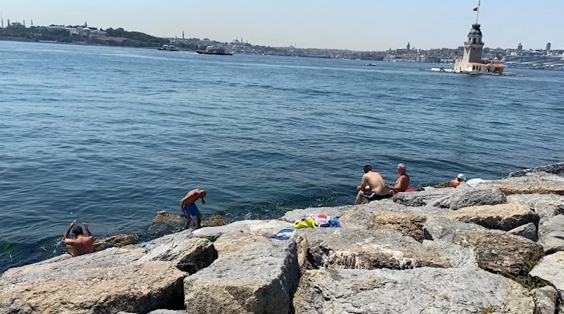 Kavurucu sıcaklar bunalttı, serinlemek isteyenler boğaza koştu
