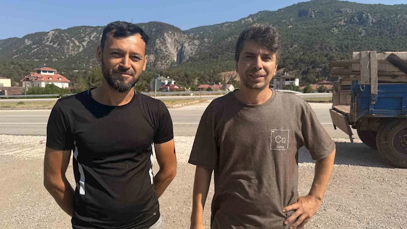 Traktör şambreli ile rafting yaptılar
