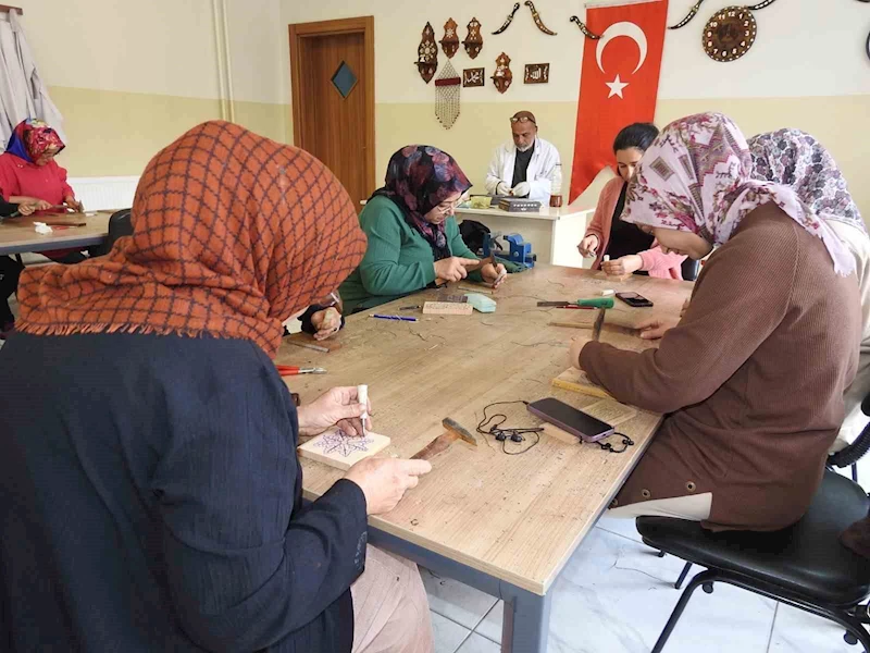 Kadınlar, sedef kakma işlemeciliğini Şahinbey Belediyesi Tesisilerinde öğreniyor
