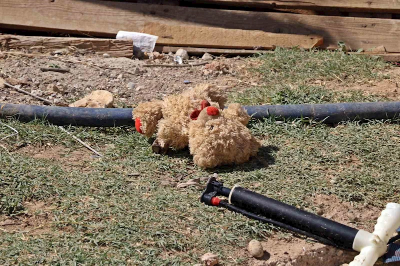Yangında oyuncaklarını bırakıp ebeveynlerine yardım ettiler
