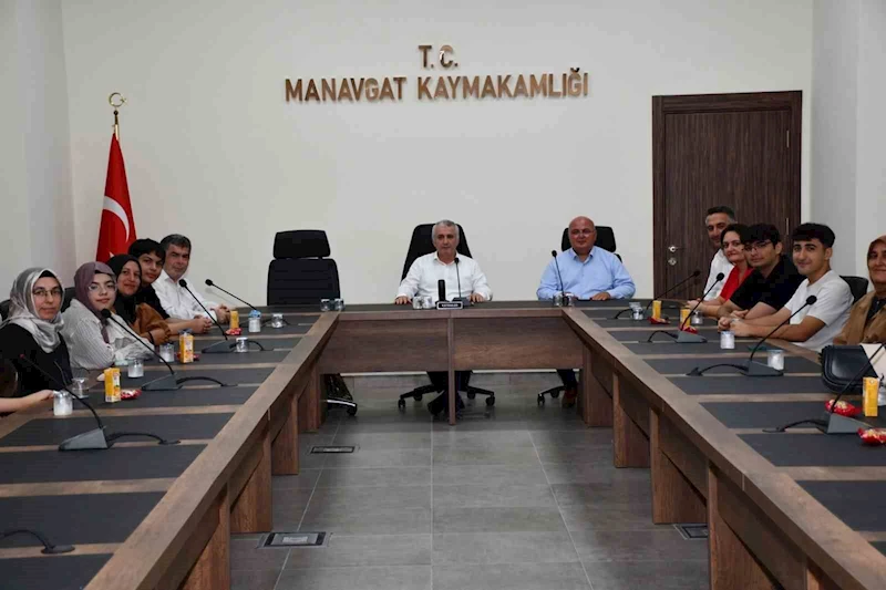 Manavgat’ın başarılı öğrencileri ödüllendirildi

