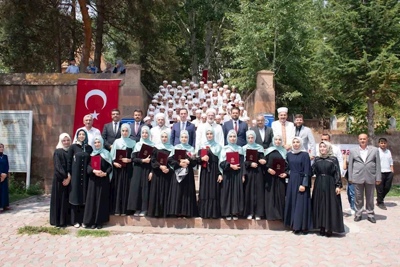 Ahlat’ta 83 öğrenci mezun olarak hafız oldu
